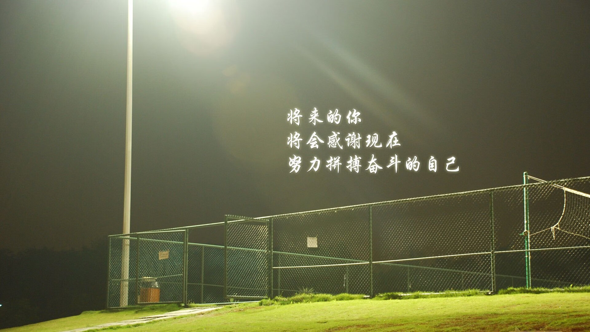 巴萨灵活站位打穿对方防守中轴，巴萨的打法